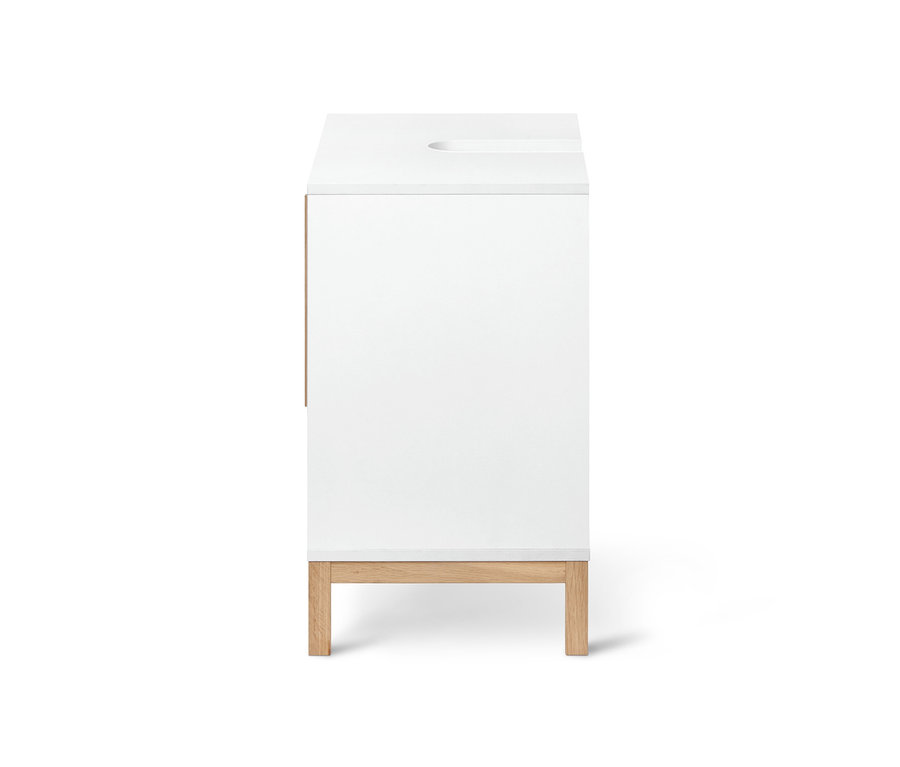 Vue latérale d'un meuble sous vasque « Eklund » blanc.