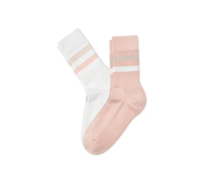 Deux paires de chaussettes en maille côtelée, une paire rose et une paire blanche.