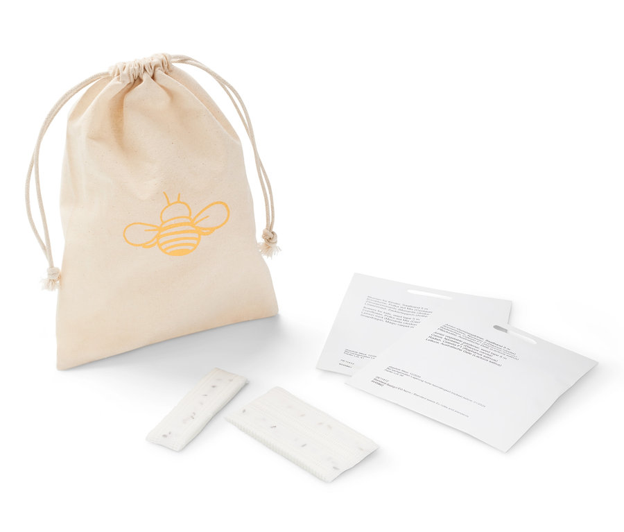 Vue de dessus d'un sac de Rubans de graines en sachets pour enfants, de deux bandes et de deux papiers blancs.
