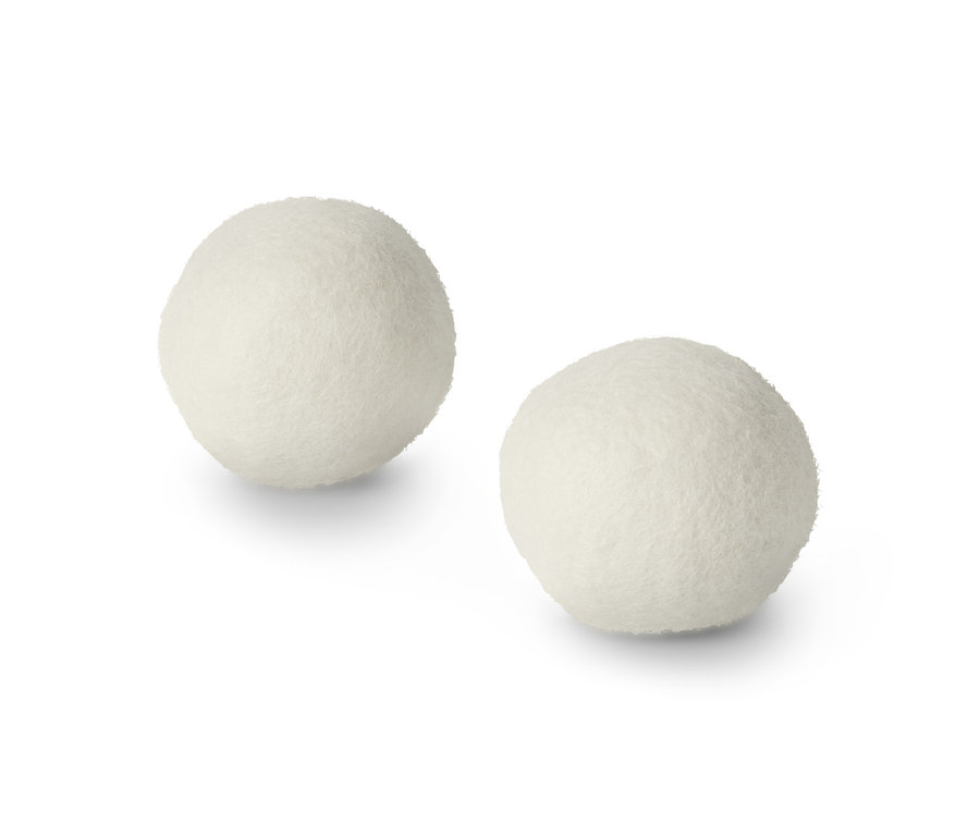Deux balles de séchage en laine sur fond blanc.