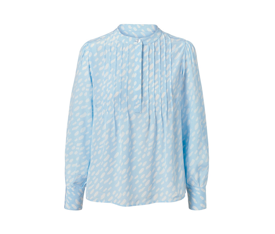 Blouse bleu clair avec imprimé blanc.