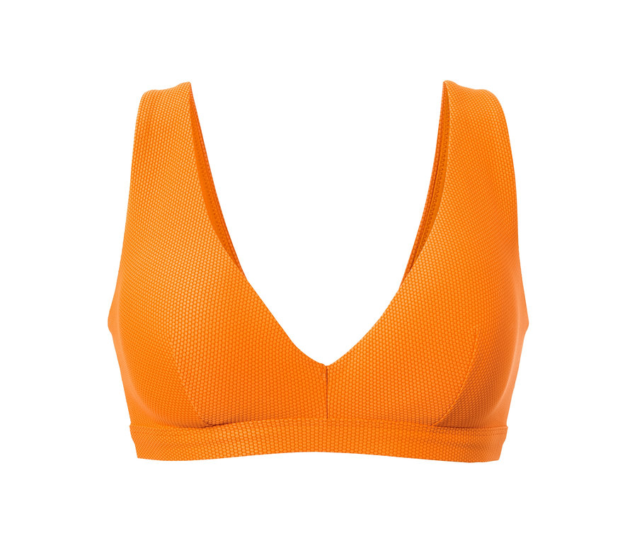 Vue détaillée d'un haut de bikini orange à surface structurée.