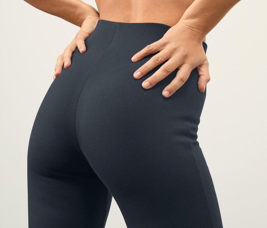 Femme posant en legging en jersey lourd et soutien-gorge de sport.