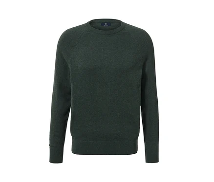 Pull à encolure ronde vert foncé.