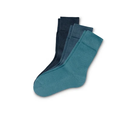 Trois paires de chaussettes, vertes et bleues.