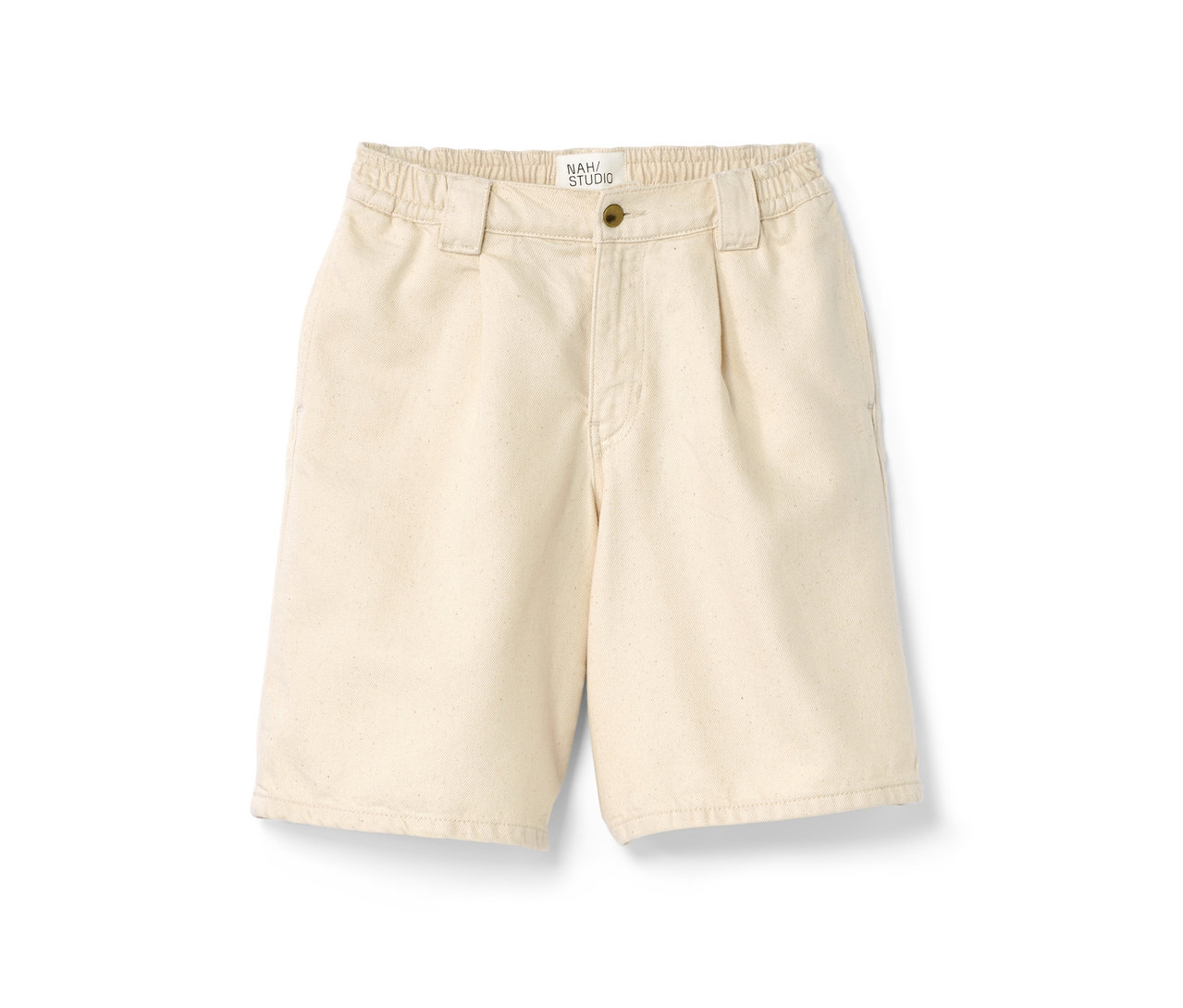 Un bermuda beige NAH/STUDIO en coton non coloré posé sur un fond blanc.