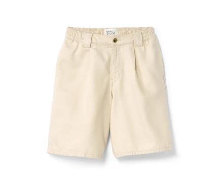 Un bermuda beige NAH/STUDIO en coton non coloré posé sur un fond blanc.