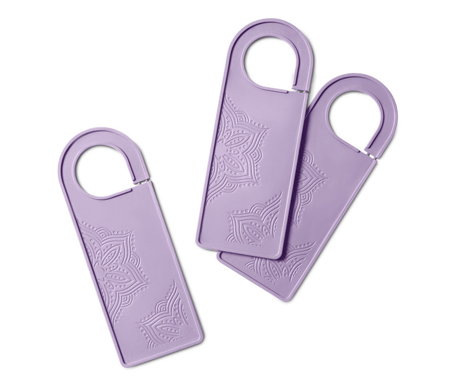 Trois cartes parfumées violettes avec ornement.