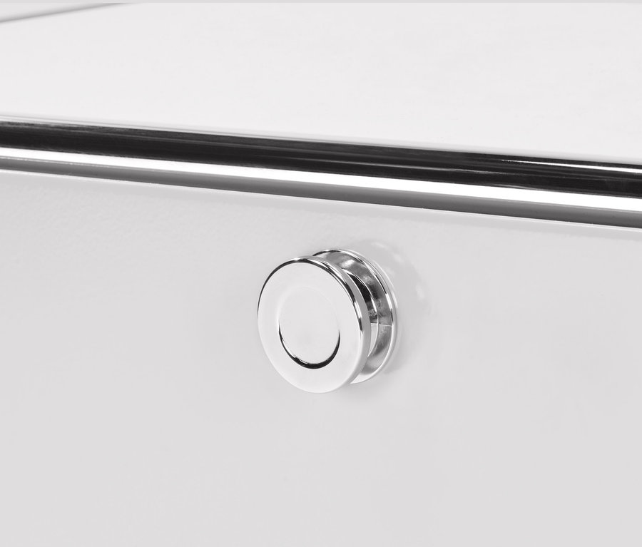 Détail d'un meuble bas en métal blanc « CN3 » avec tiroirs, avec poignée et barre chromées.