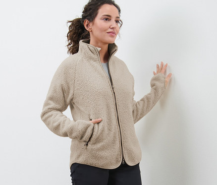 Femme portant une veste en polaire teddy beige.