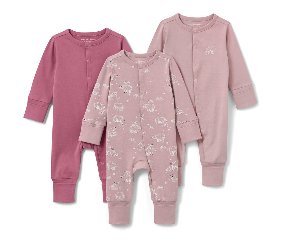 Trois pyjamas roses pour bébé.