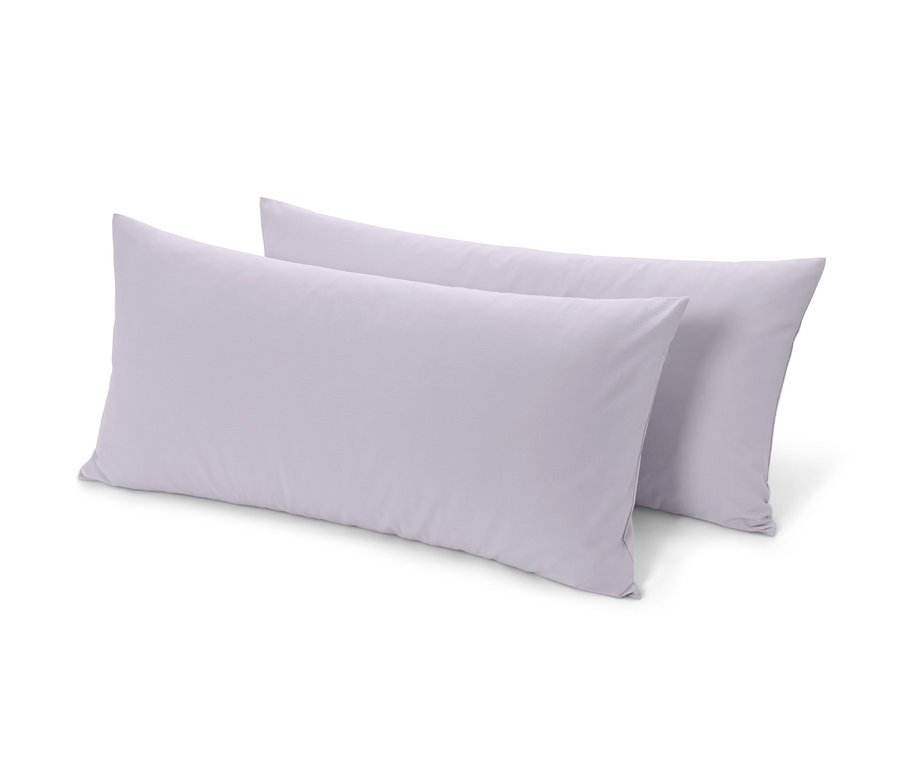 Deux taies d’oreiller en renforcé lilas sont posées l’une sur l’autre.