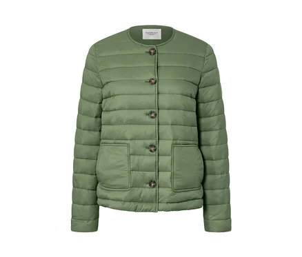 Veste matelassée verte avec des boutons marrons.