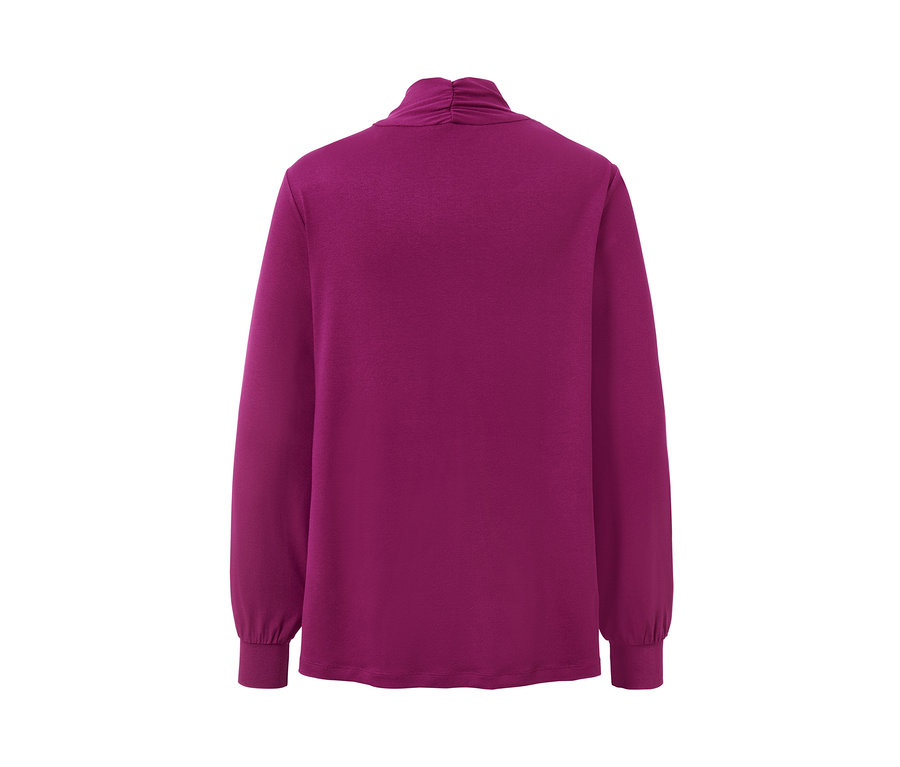 Vue détaillée de l'arrière d'un t-shirt à manches longues avec encolure en V framboise.