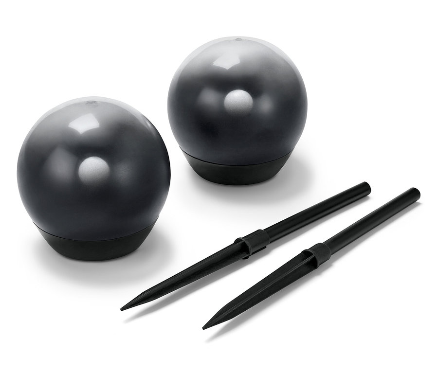 Deux lampes sphériques à LED et deux piquets.