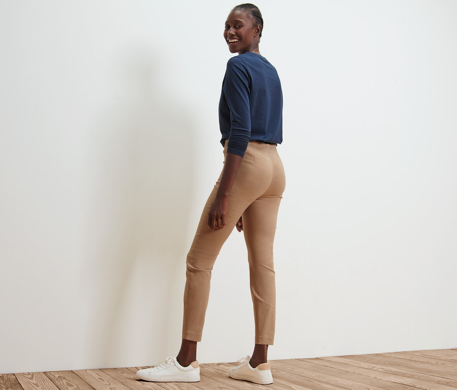 Femme regardant par-dessus son épaule et posant en pantalon stretch.