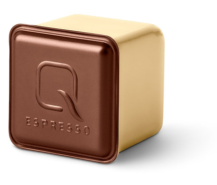 Gros plan d'un paquet de Qbo Flavoured Espresso Dark Choc.