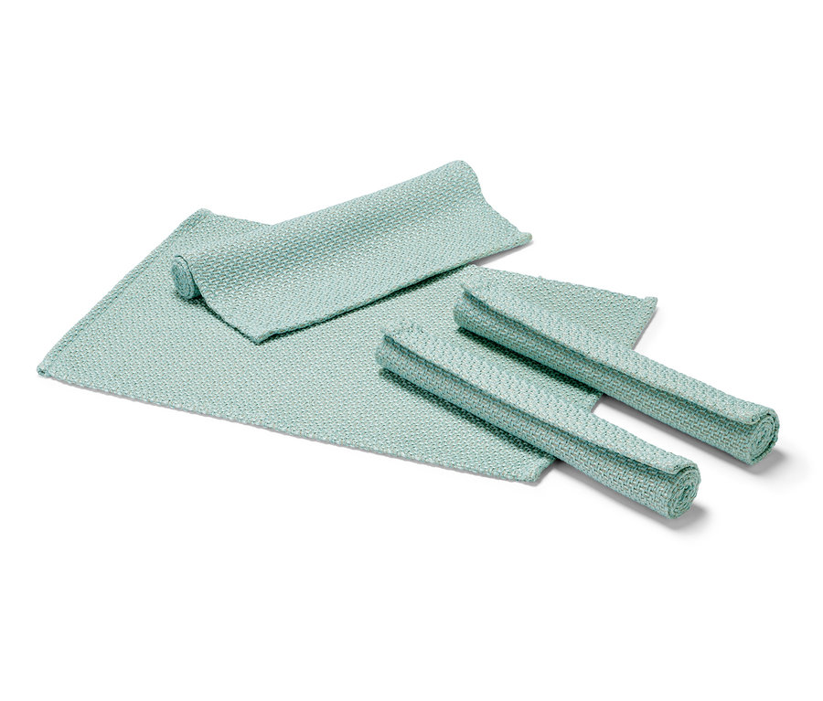 Quatre sets de table bleu clair.