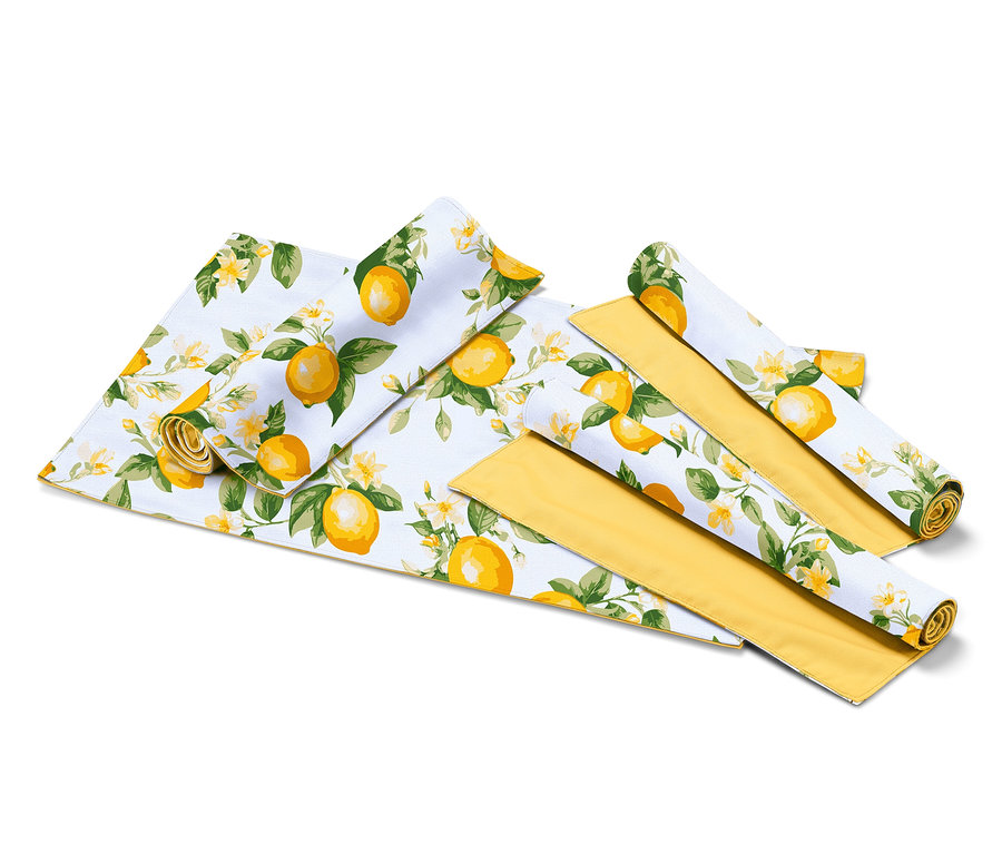 Quatre sets de table réversibles avec un motif de citrons et de fleurs, certains enroulés, sur un fond blanc.