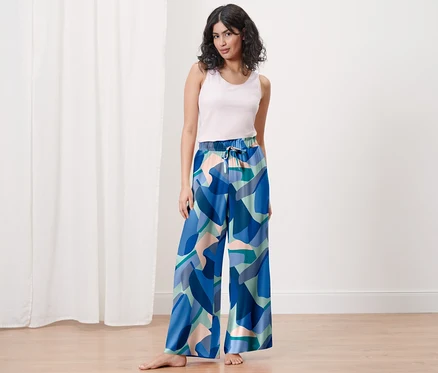 Femme portant un pantalon relax avec un motif géométrique.