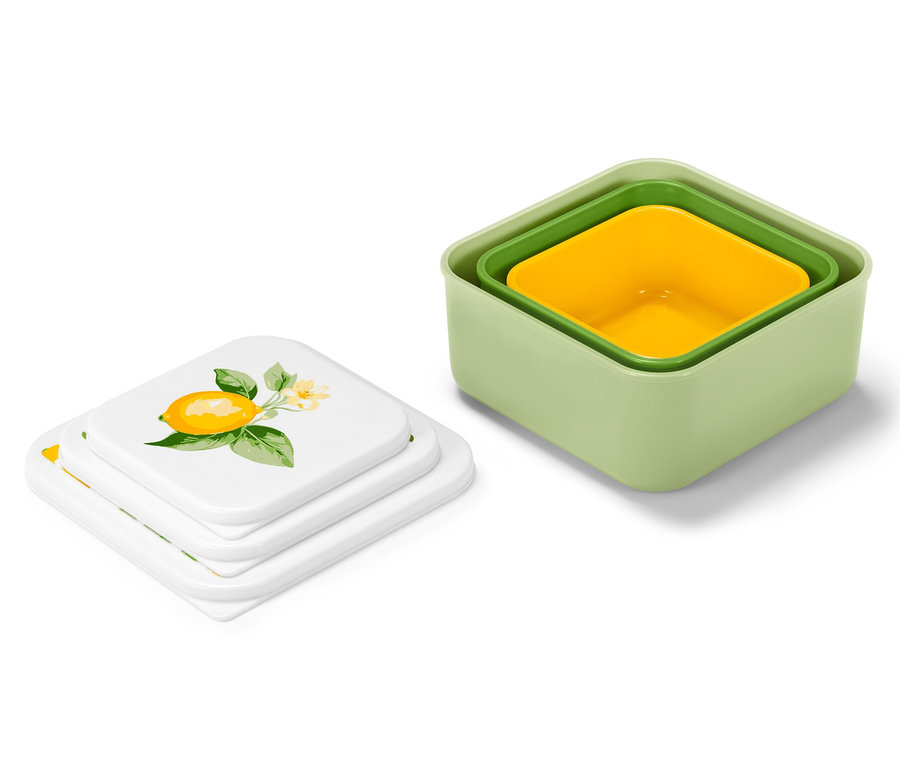 Un ensemble de trois dessous de verre blancs avec un motif de citron empilés les uns sur les autres à côté d'un ensemble de trois récipients verts et jaunes.