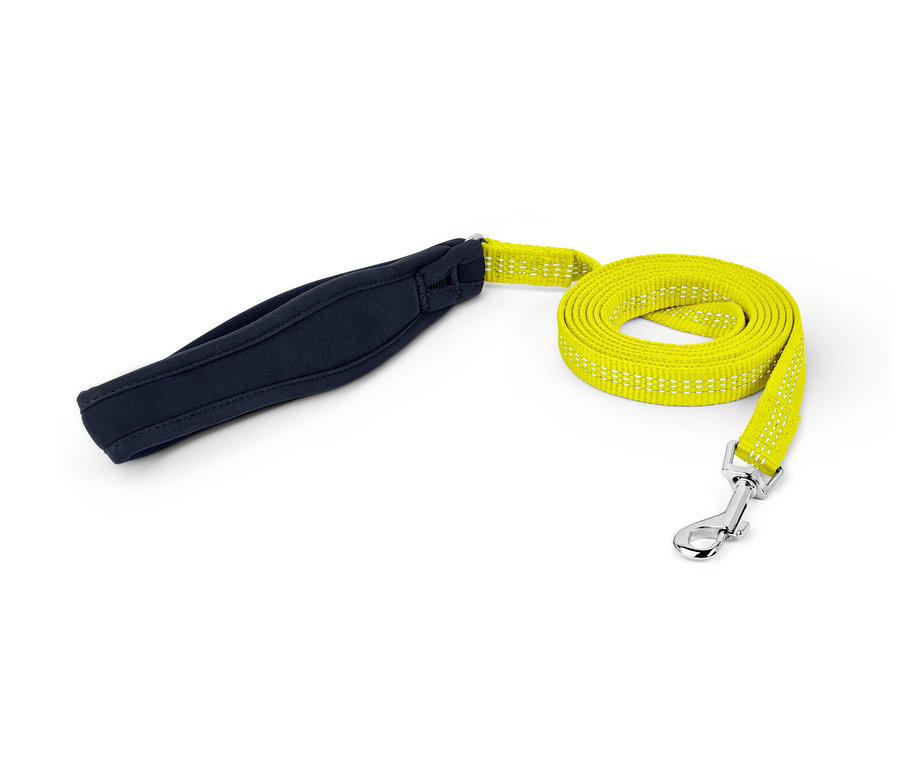 Laisse pour chien jaune avec réflecteurs et poignée noire.