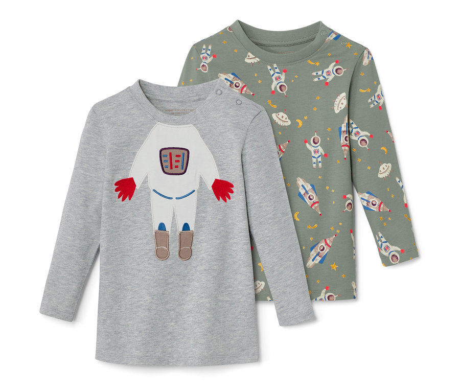 Deux t-shirts à manches longues, un gris avec un motif d'astronaute et un vert avec des motifs spatiaux.
