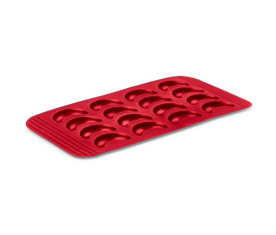 Un moule à croissants vanillés rouge avec douze cavités.