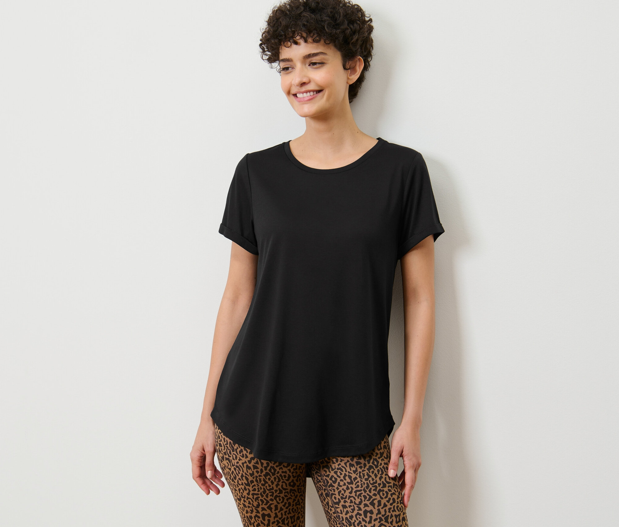 Femme posant dans un t-shirt long noir.