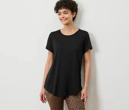 Femme posant dans un t-shirt long noir.