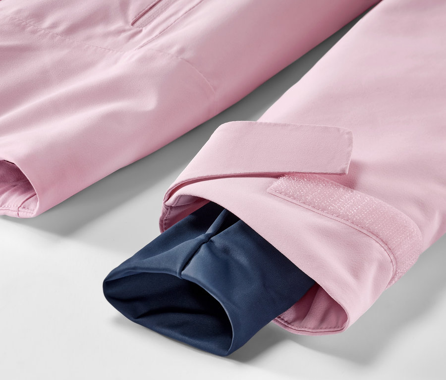 Détail d'une veste de ski rose.