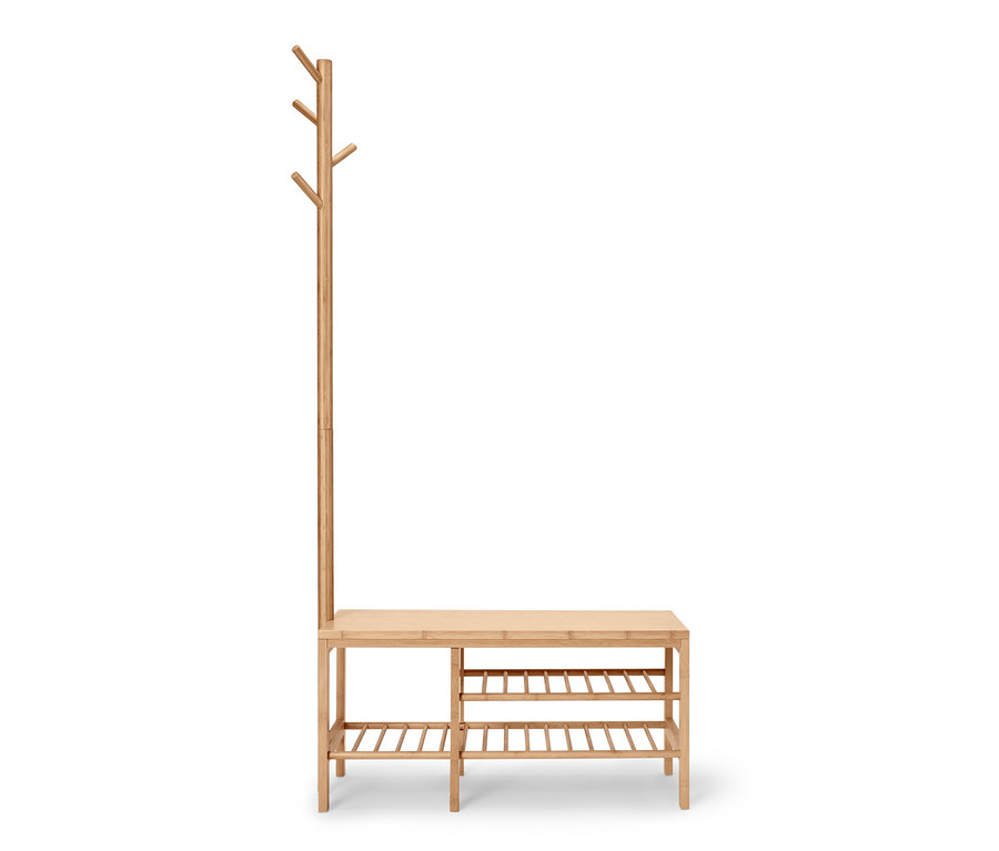 Banc en bambou clair avec porte-manteau.