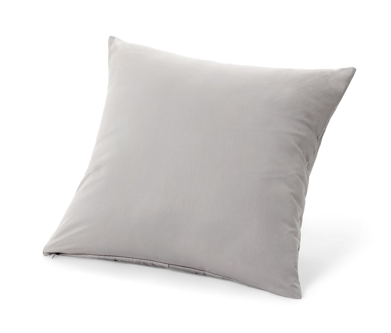Une housse décorative pour coussin gris clair est posée sur un fond blanc.