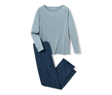 Pyjama en jersey bleu avec haut à manches longues et pantalon à motifs.