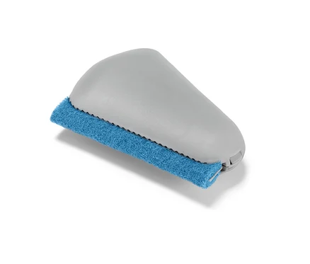 Gros plan d'une raclette pour angles et joints.