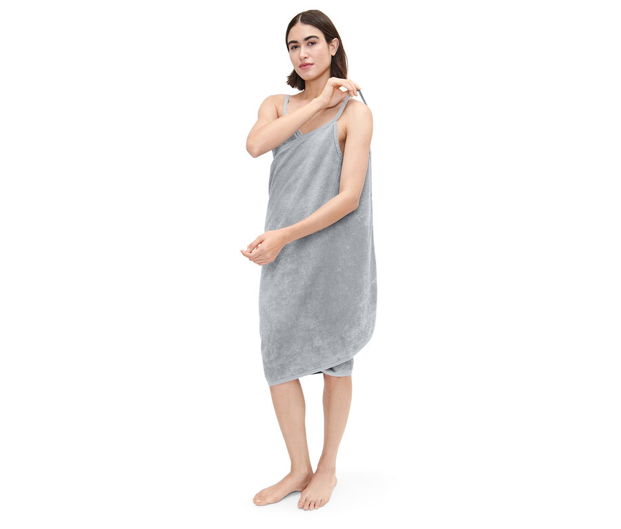 Femme portant une robe-serviette grise