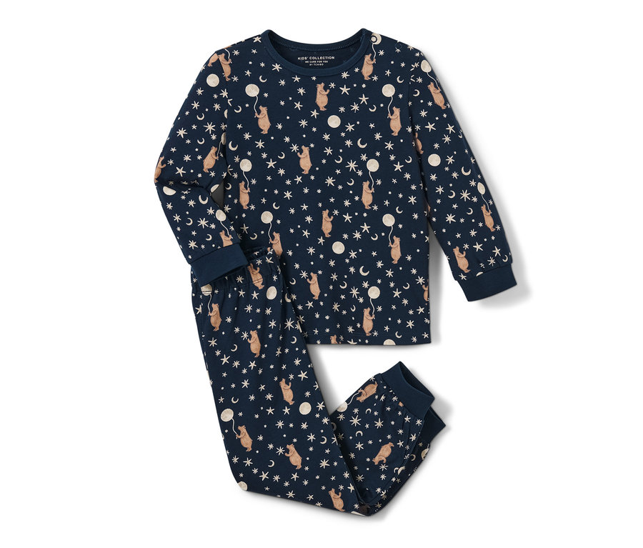 Pyjama pour enfant avec imprimé d'ours, d'étoiles et de lunes sur fond bleu foncé.