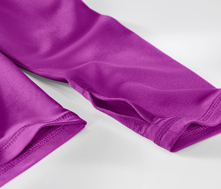 Gros plan sur un t-shirt technique à manches longues rose baie fluo, montrant un trou pour le pouce.