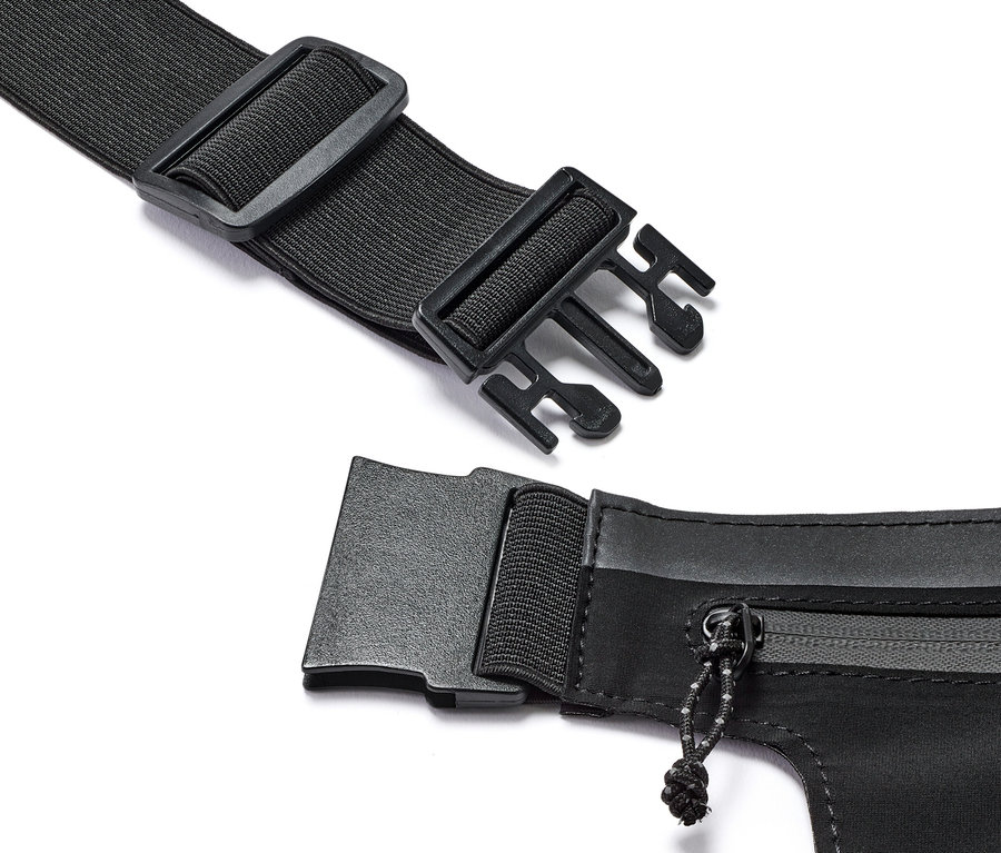 Gros plan d'une ceinture de course noire pour smartphone.
