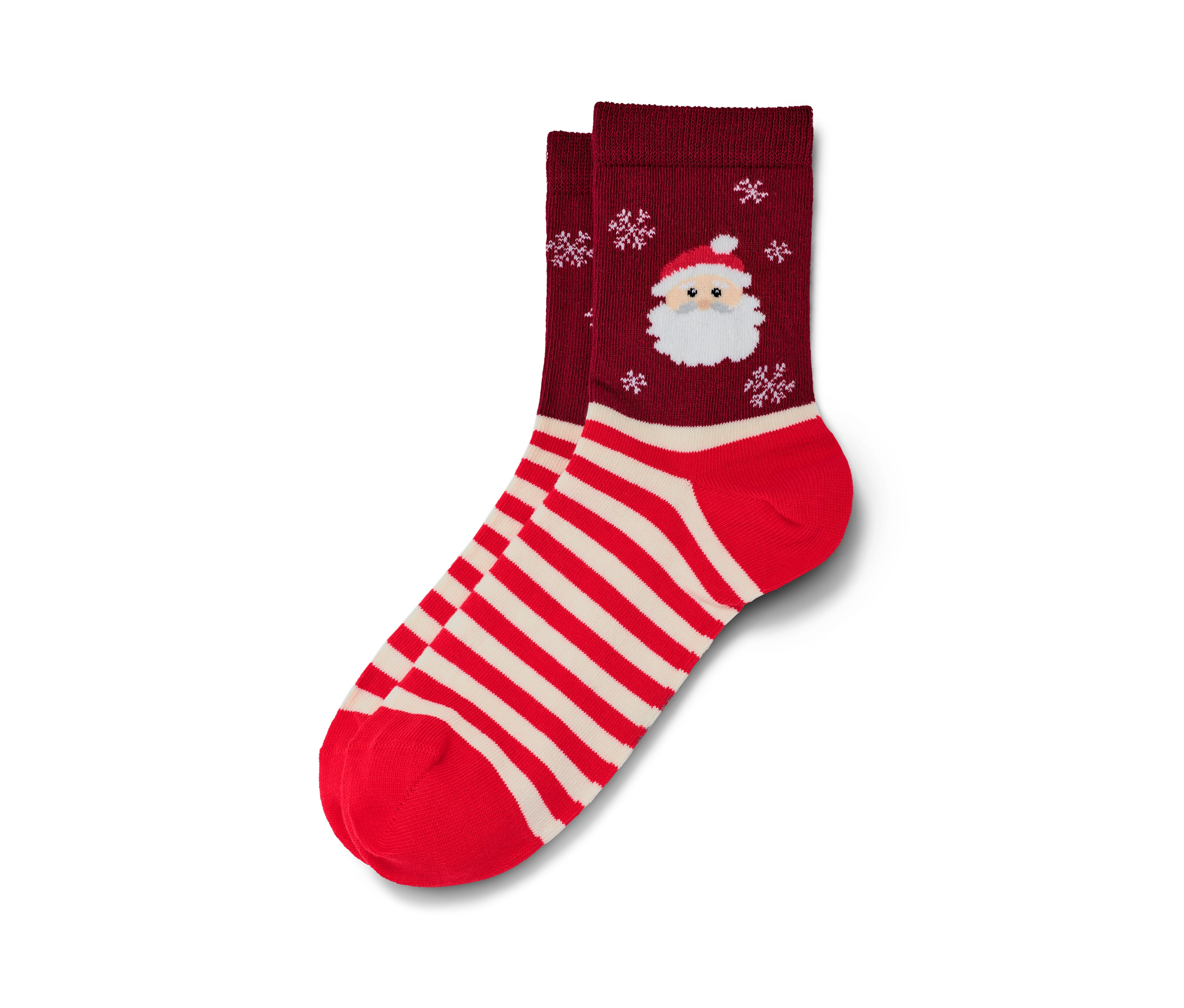 Gros plan d'1 paire de chaussettes de Noël rayées rouge et blanc avec un Père Noël.