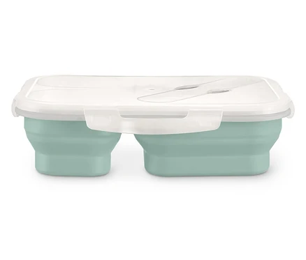 Une boîte à lunch pliante vert clair fermée avec un couvercle transparent.