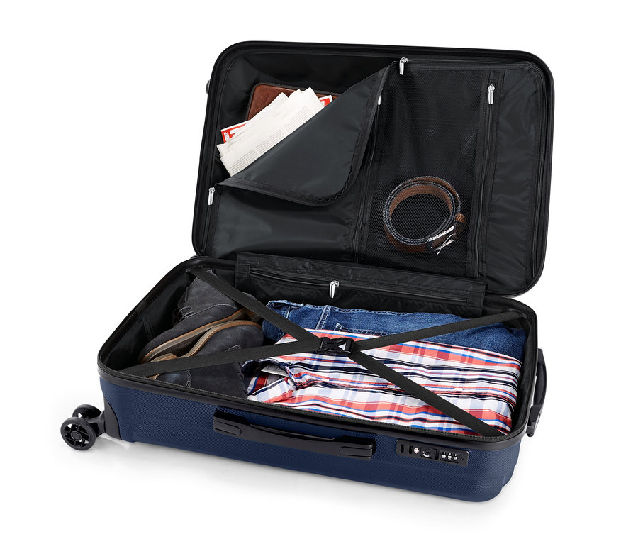 Valise rigide ouverte avec des vêtements.