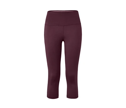 Un corsaire de sport violet sur fond blanc.