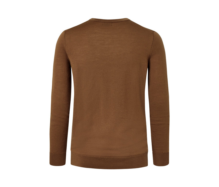 Gros plan sur un pull en mérinos couleur cognac.