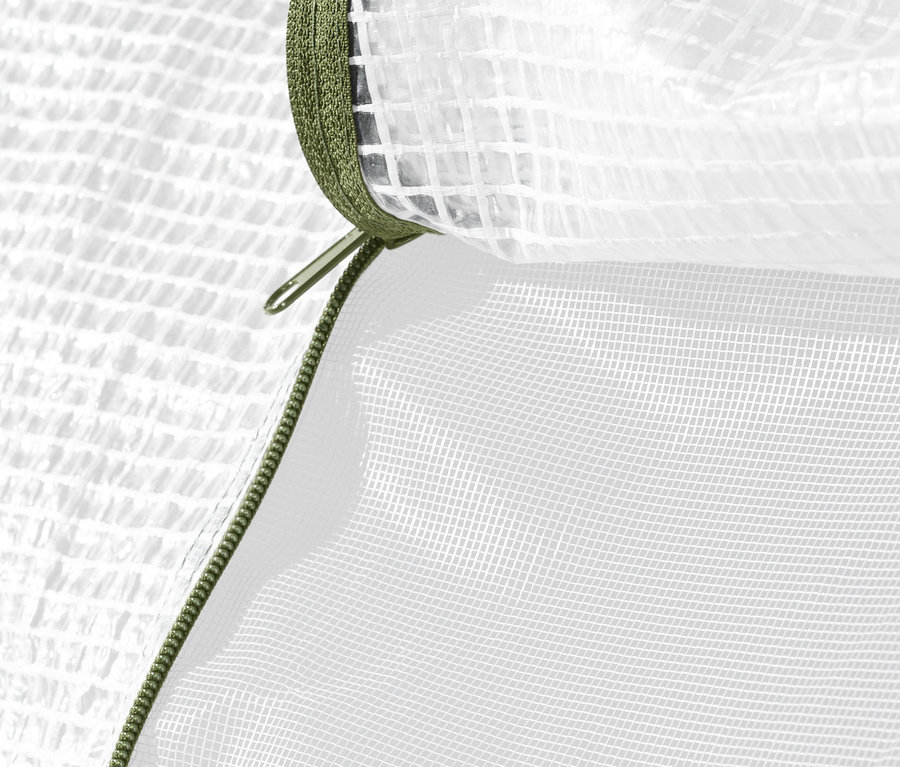 Détail de la fermeture éclair latérale d'une serre de protection à adosser.