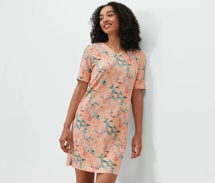 Femme portant une chemise de nuit.