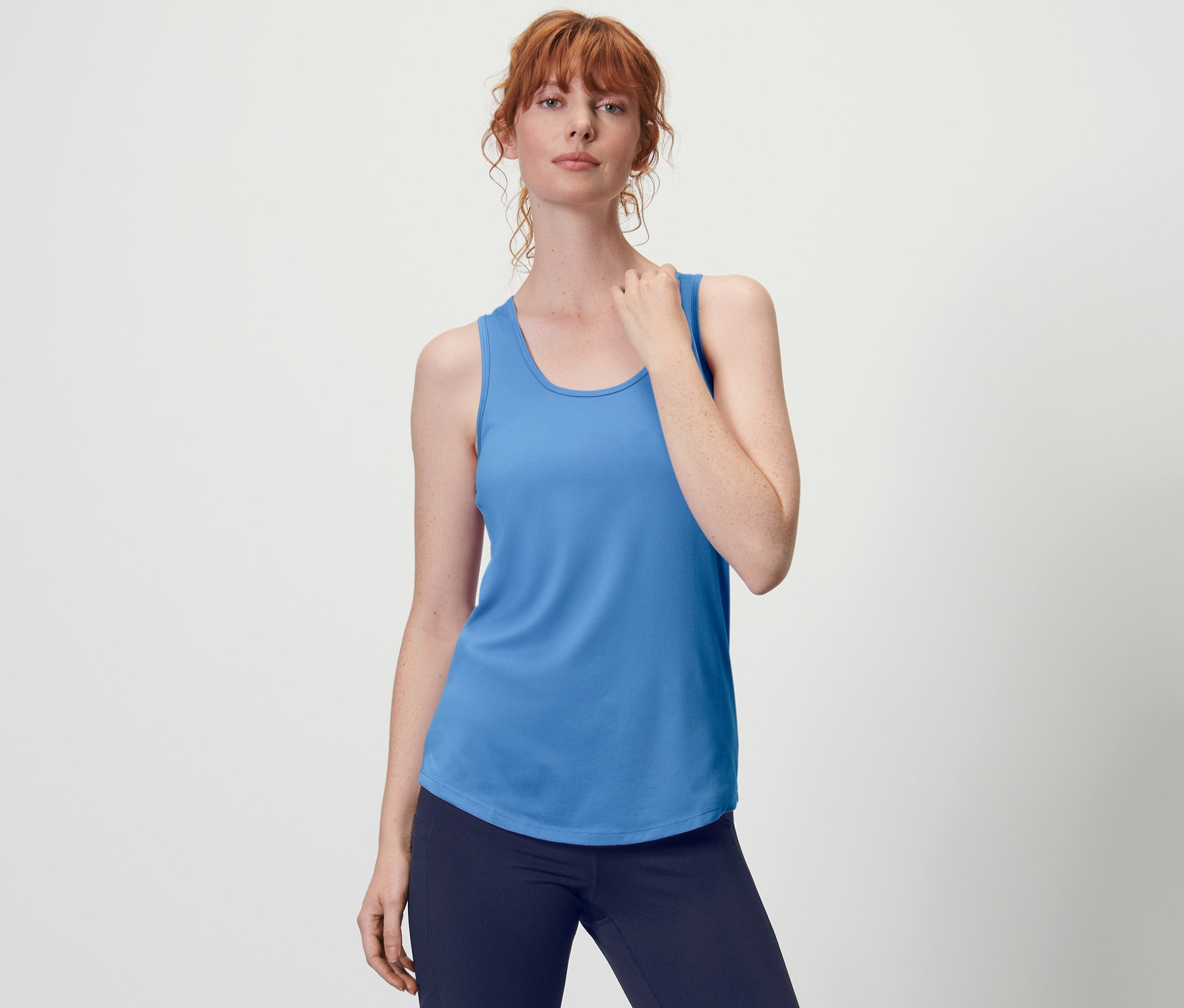 Femme portant un des 2 tops techniques bleu ciel.