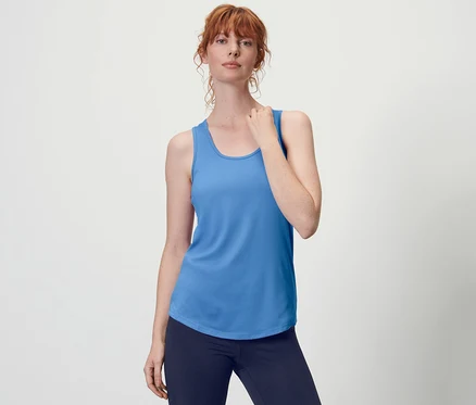 Femme portant un des 2 tops techniques bleu ciel.