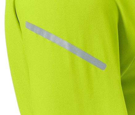 Détail d'un t-shirt technique thermique vert fluo avec une bande réfléchissante.