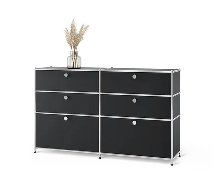 Commode en métal noire « CN3 » avec 6 tiroirs. Un vase avec de l'herbe de pampa est posé sur le dessus.